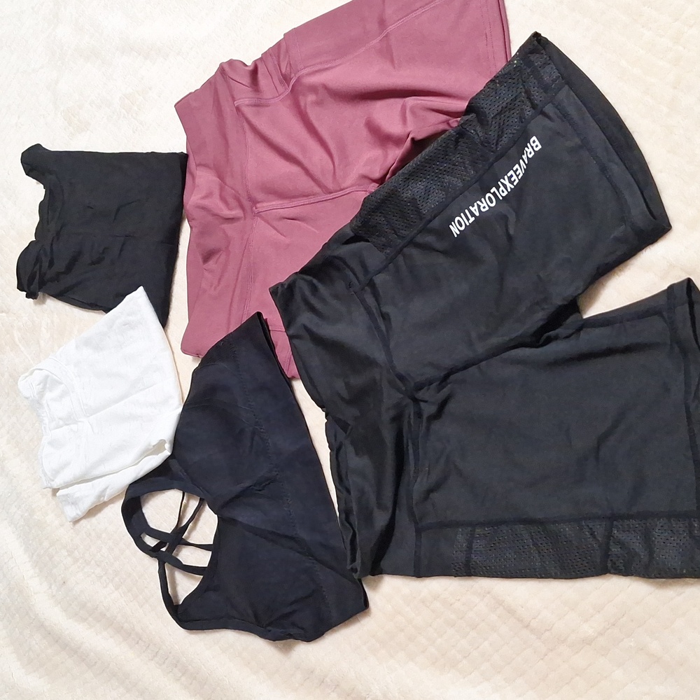 WOMENS SPORT WEAR CLOTHING, 2 BIKER SHORTS, 2 TSHIRTS AND 1 TOP